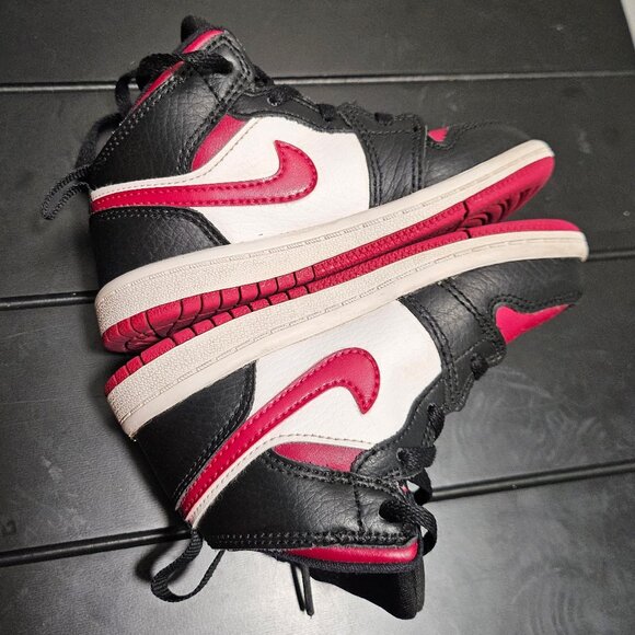 Toddler Nike Jordan Shoes - Picture 2 of 5